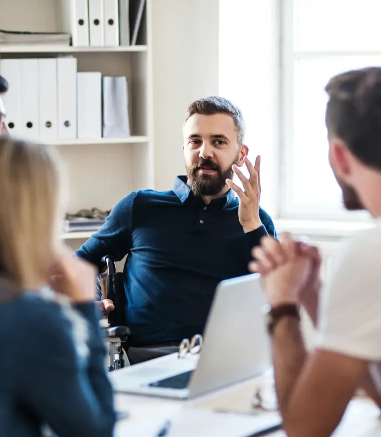 Consultor de Rubriko conversando con un equipo directivo